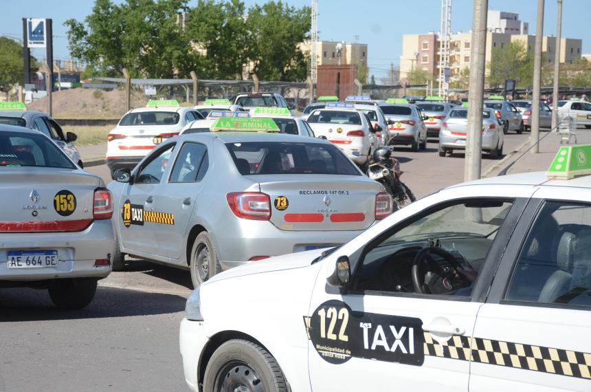 Duentildeos de taxis piden que se bloquee la aplicacioacuten de Uber