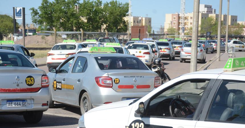 Duentildeos de taxis piden que se bloquee la aplicacioacuten de Uber