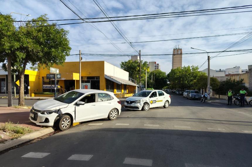 Una mujer hospitalizada luego de un choque en el centro de Santa Rosa