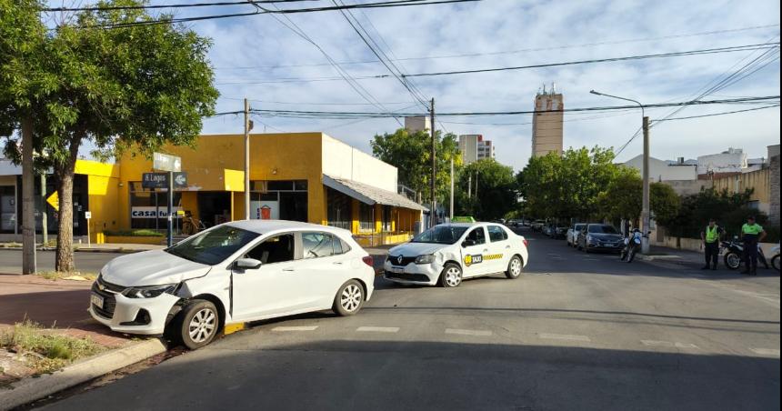 Una mujer hospitalizada luego de un choque en el centro de Santa Rosa