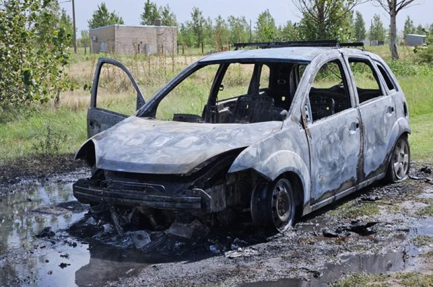 Un incendio consumioacute por completo un auto en Speluzzi