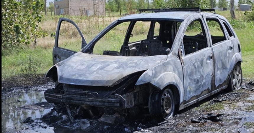 Un incendio consumioacute por completo un auto en Speluzzi