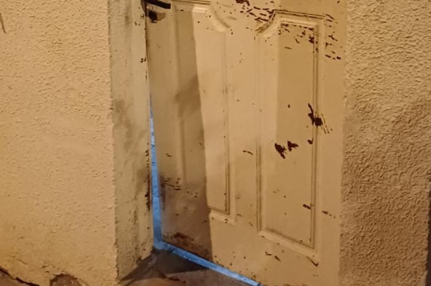 Dantildeoacute la puerta del Puesto Policial en el Atuel y fue detenido