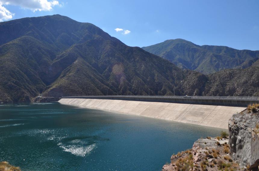 Mendoza tiene excedente hiacutedrico sufre inundaciones pero no suelta agua