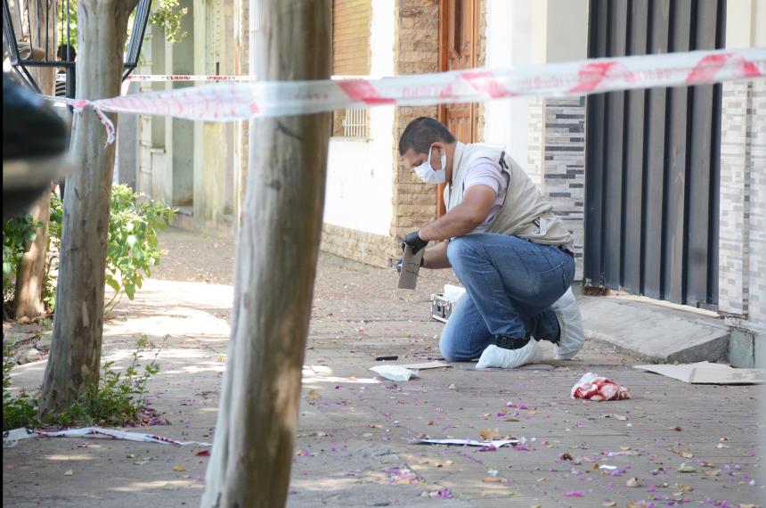 Dos apuntildealados en una feroz pelea en pleno centro santarrosentildeo