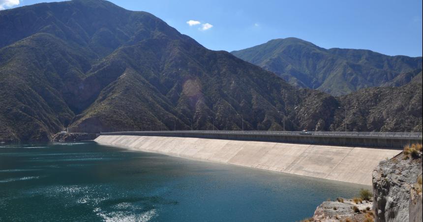 Mendoza tiene excedente hiacutedrico sufre inundaciones pero no suelta agua