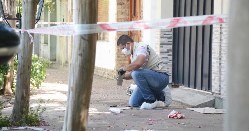 Dos apuntildealados en una feroz pelea en pleno centro santarrosentildeo