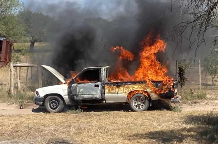 Ardioacute una camioneta en un campo