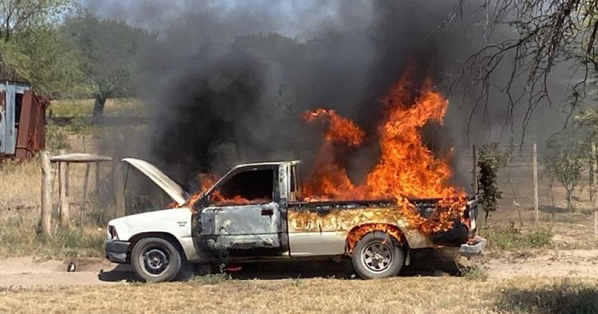 Ardioacute una camioneta en un campo