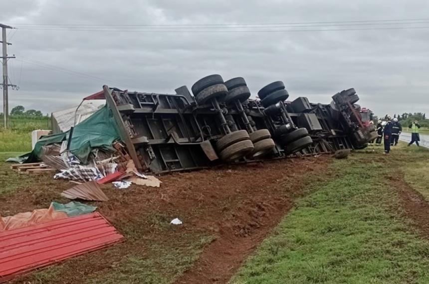 Un auto y un camioacuten volcaron sobre la Ruta Provincial 1