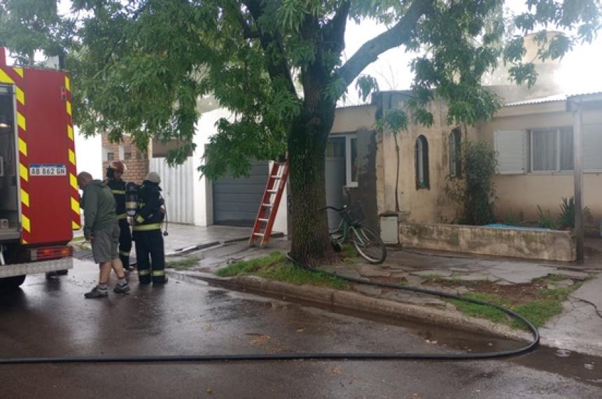 Se incendioacute una casa en Pico- el fuego habriacutea comenzado por un rayo