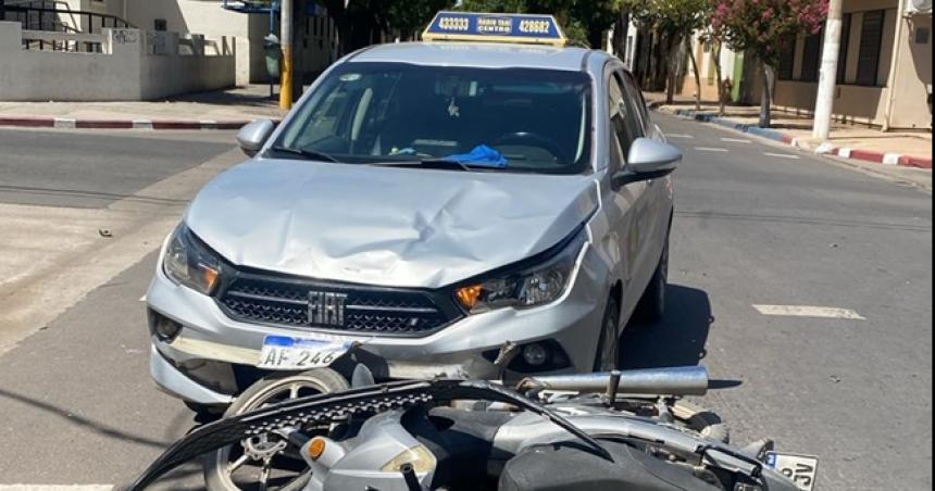 Un taxi embistioacute a una moto en el centro de Santa Rosa