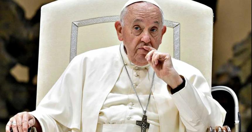 Internaron al papa Francisco por una bronquitis