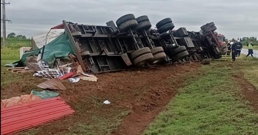 Un auto y un camioacuten volcaron sobre la Ruta Provincial 1