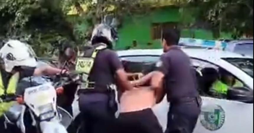 Tres lavacoches detenidos por una pelea en la calle