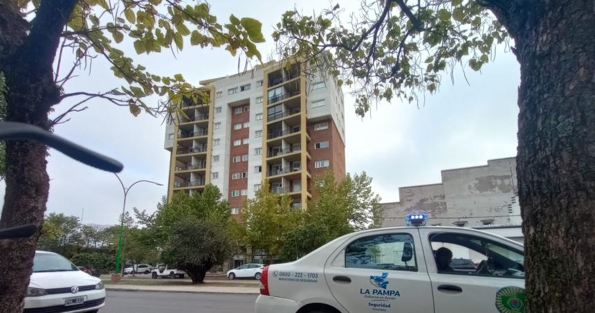 Un joven perdioacute la vida al caer del edificio de Pico FBC