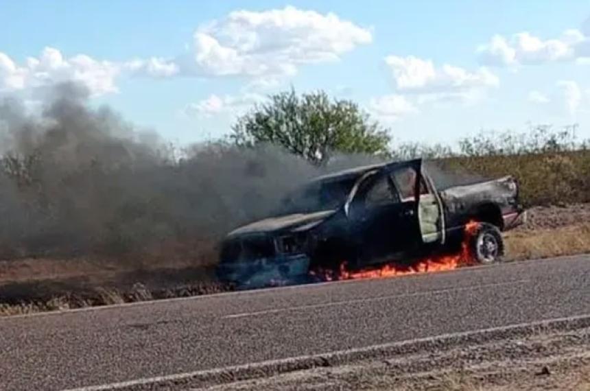 Una camioneta fue destruida por el fuego en la Ruta Nacional 152