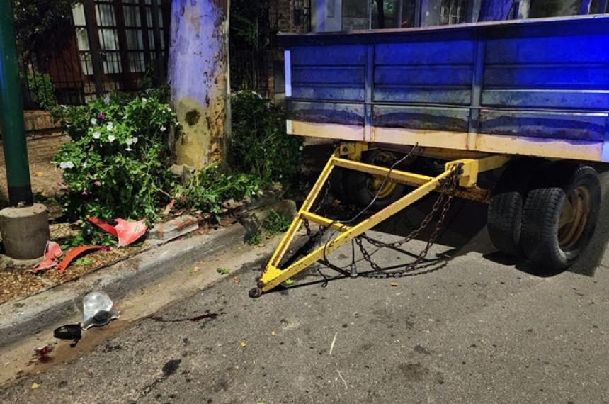 Motociclista chocoacute contra un carro estacionado y fue hospitalizado