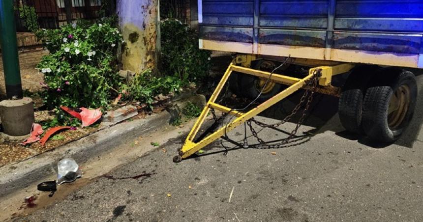 Motociclista chocoacute contra un carro estacionado y fue hospitalizado