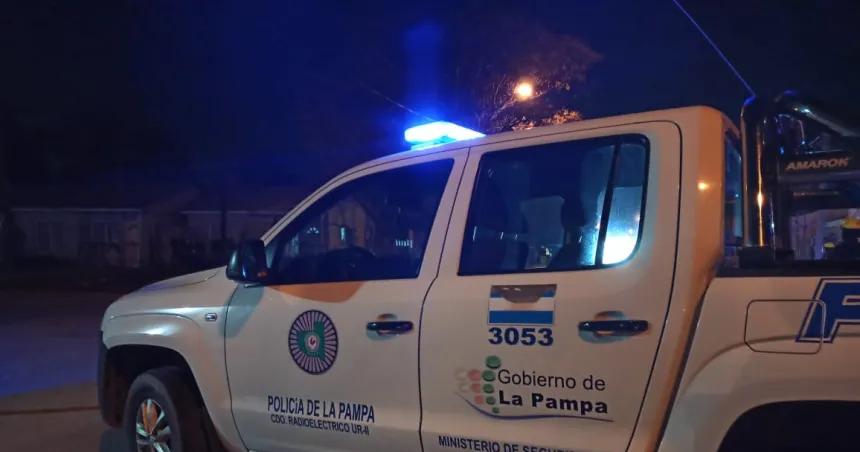 Golpeoacute a un policiacutea y se escapoacute con las esposas puestas