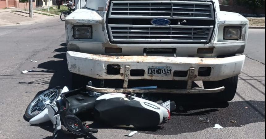 Una motociclista lesionada luego de ser chocada por un camioacuten