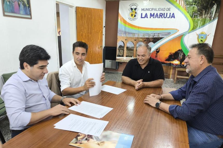 Firmaron convenio para mejoras en el abastecimiento de agua potable para La Maruja