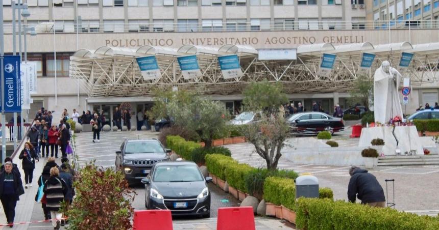 El Papa pasoacute otra buena noche en el Hospital informoacute el Vaticano