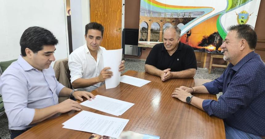 Firmaron convenio para mejoras en el abastecimiento de agua potable para La Maruja