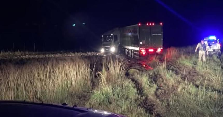 Un chofer herido en el despiste de un camioacuten en la ruta 152  