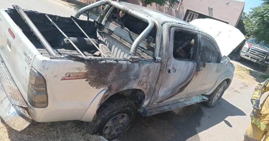 Un asado desatoacute un incendio en una vivienda de Santa Isabel- una camioneta quemada