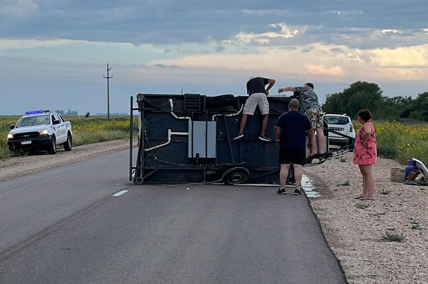 Se desenganchoacute una casilla rodante en plena ruta y volcoacute