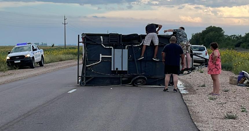 Se desenganchoacute una casilla rodante en plena ruta y volcoacute