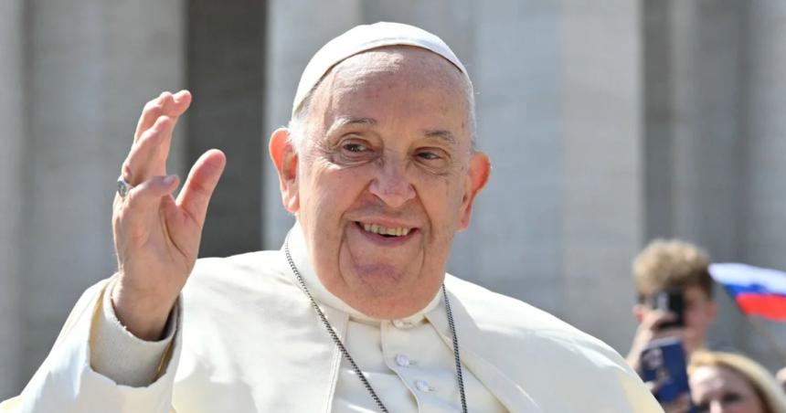 El Papa Francisco sigue en estado criacutetico y pasoacute una buena noche