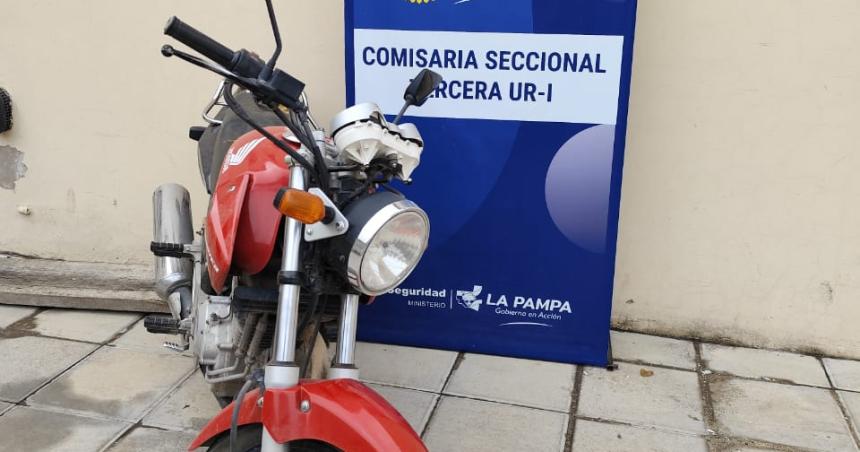 Le roboacute la moto del interior del garaje al tiacuteo de su pareja