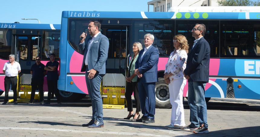 Maacutes colectivos- A contramano del desguace y la timba financiera