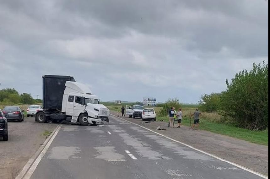 Choque frontal en la ruta 5 entre un auto y un camioacuten