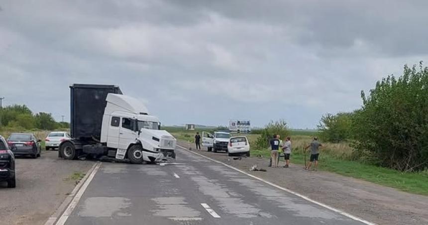 Choque frontal en la ruta 5 entre un auto y un camioacuten