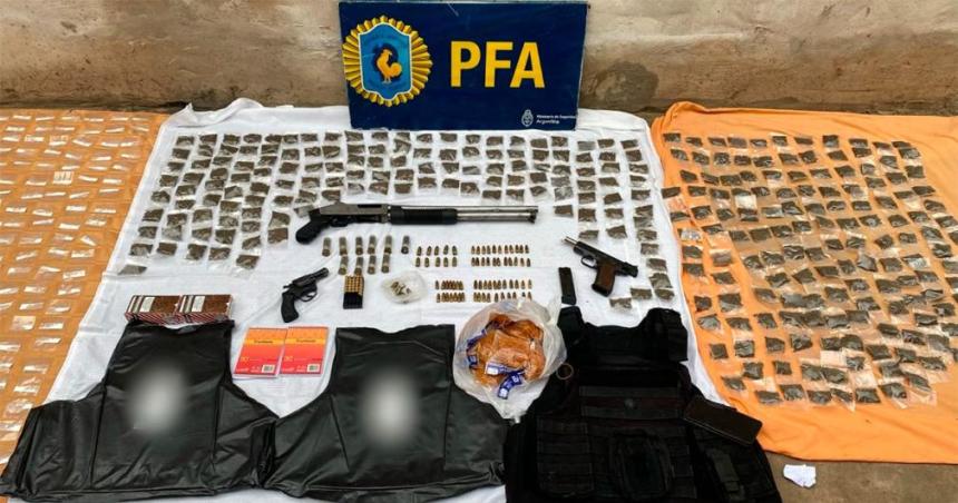 La Policiacutea Federal desbaratoacute cuatro buacutenkers y secuestroacute maacutes de 14 kilos de drogas armas y municiones