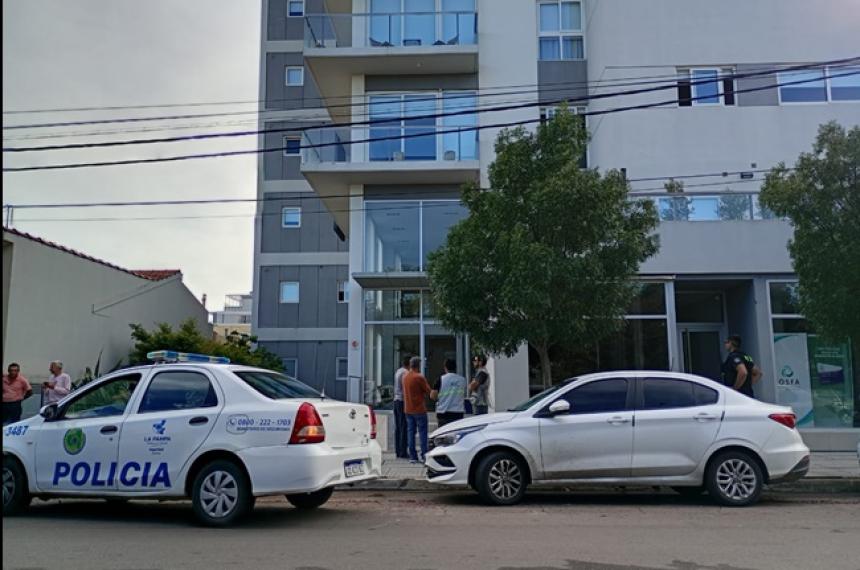 Caminaba por los techos y cayoacute al patio de un edificio en Pico