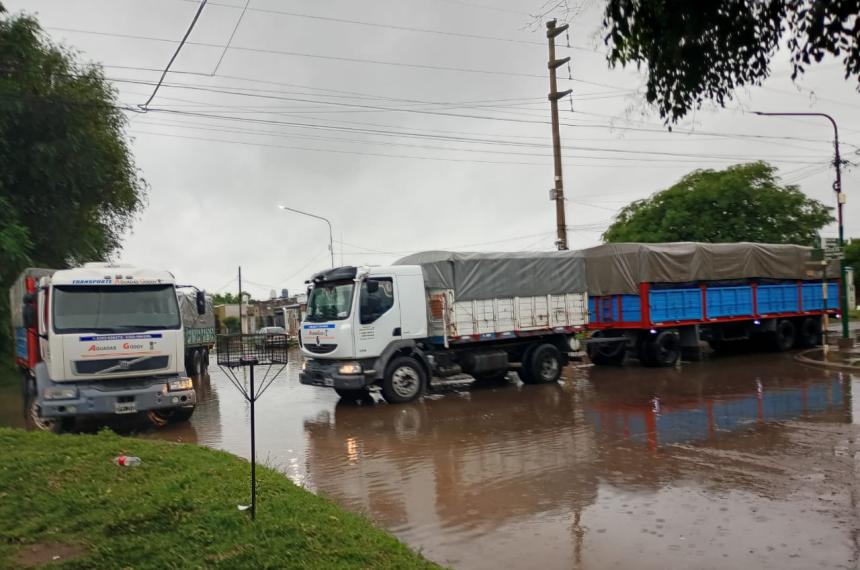 Vecinos de Pico cortaron dos calles para que no se les inunden las viviendas