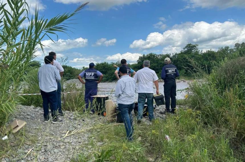 Tucumaacuten- hallaron sin vida a una nena de 7 antildeos a orillas del riacuteo y detuvieron a su madre