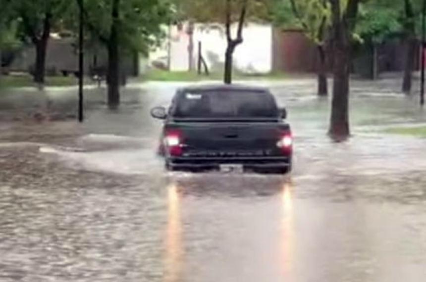 Calles anegadas en Intendente Alvear- llovieron 200 miliacutemetros