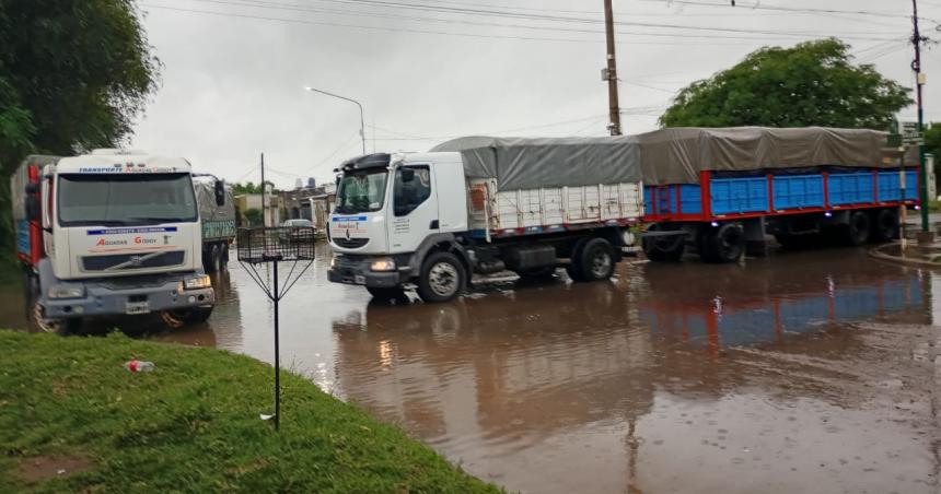 Vecinos de Pico cortaron dos calles para que no se les inunden las viviendas