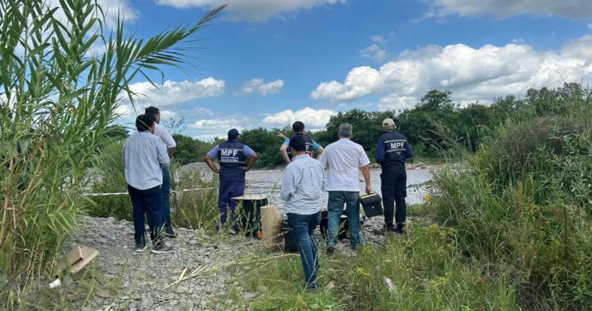 Tucumaacuten- hallaron sin vida a una nena de 7 antildeos a orillas del riacuteo y detuvieron a su madre