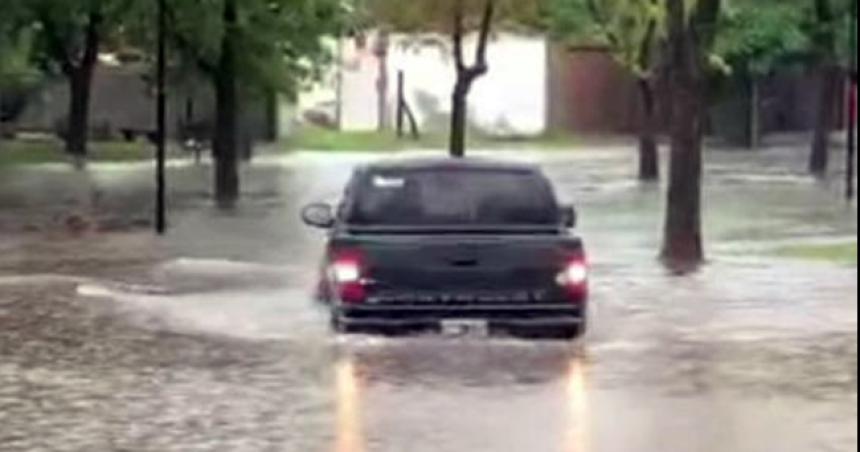 Calles anegadas en Intendente Alvear- llovieron 200 miliacutemetros