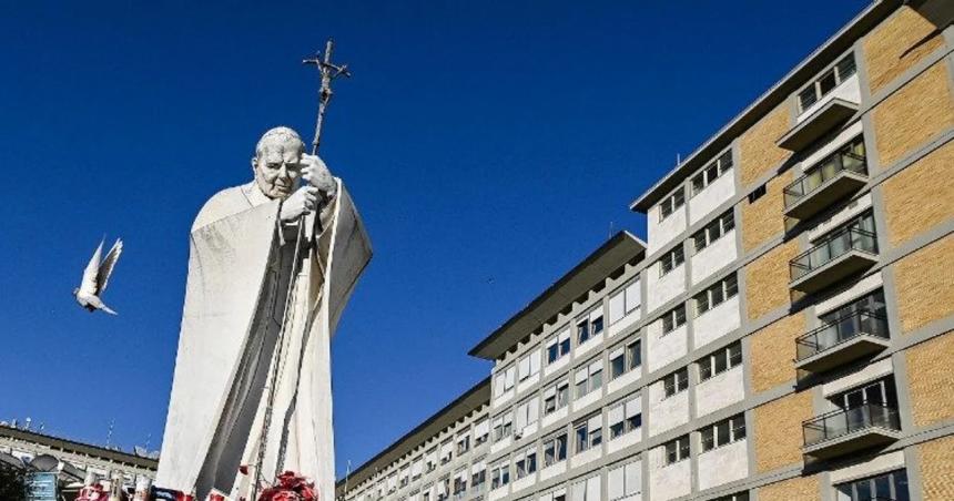 El Papa pasoacute una noche tranquila pero su estado de salud sigue siendo complejo