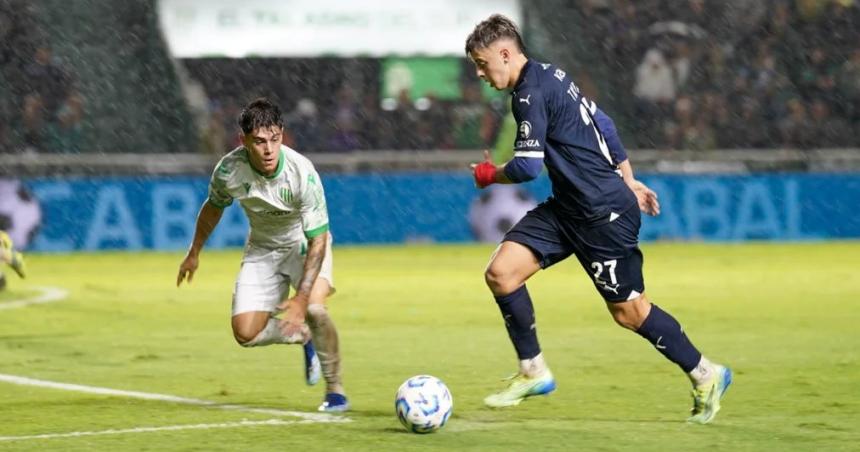 Independiente y Banfield a mano