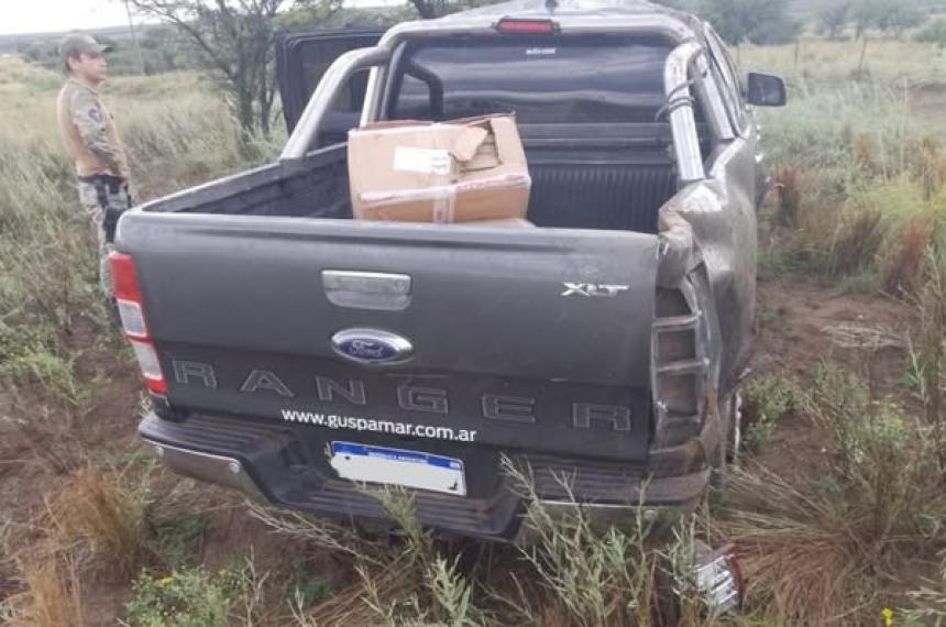 Perdioacute el control de la camioneta por la lluvia y volcoacute en la ruta 9