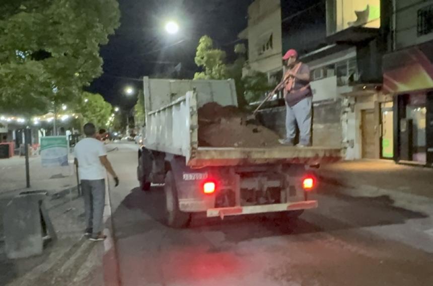 Un camioacuten desparramoacute aceite en el centro de Pico y provocoacute caiacutedas de motos