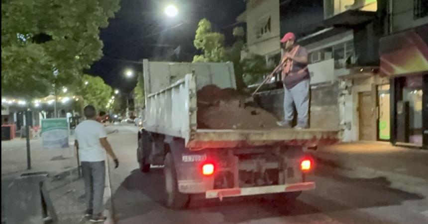 Un camioacuten desparramoacute aceite en el centro de Pico y provocoacute caiacutedas de motos